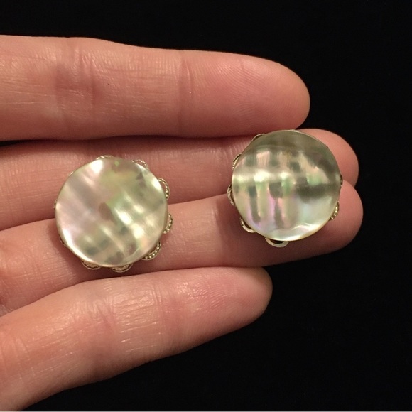 unknown Jewelry - Jewelry - VINTAGE Pearlesque Color Clip On Earrings